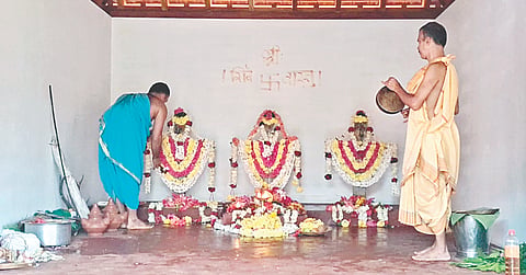ಸೋಮವಾರಪೇಟೆ ತಾಲೂಕಿನ ಕೂತಿನಾಡು ಶ್ರೀ ಸಬ್ಬಮ್ಮ ದೇವಿಯ ದೇವರ ಮನೆ ಪ್ರತಿಷ್ಠಾಪನೆ ನಗರಳ್ಳಿಯ ಮೂಲ ದೇವಸ್ಥಾನ ಬನದಲ್ಲಿ ಜರುಗಿತು. ಬೋಪಯ್ಯ, ಜಗದೀಶ್, ಸುರೇಶ್ ಇದ್ದರು.
