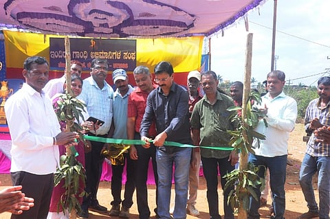 ಸೋಮವಾರಪೇಟೆ ಇಂದಿರಾಗಾಂಧಿ ಅಭಿಮಾನಿಗಳ ಸಂಘದ ವತಿಯಿಂದ ನಡೆದ ರಾಜ್ಯ ಮಟ್ಟದ ಕಬ್ಬಡಿ ಪಂದ್ಯಾವಳಿಯನ್ನು ರಾಜ್ಯ ಒಕ್ಕಲಿಗರ ಸಂಘದ ನಿರ್ದೇಶಕ ಹರಪಳ್ಳಿ ರವೀಂದ್ರ ಚಾಲನೆ ನೀಡಿದರು. ನಾಗರಾಜು, ಸುಬ್ರಮಣಿ, ಇಸಾಕ್, ರಾಜಪ್ಪ ಇದ್ದರು.