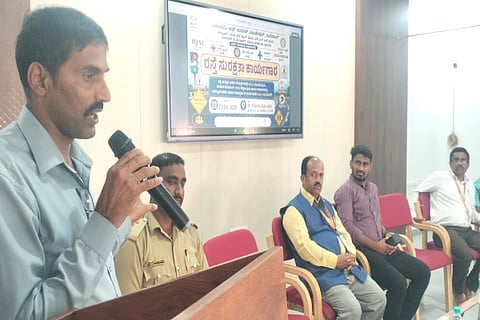 ಶೃಂಗೇರಿಯಲ್ಲಿ ಆಯೋಜಿಸಿದ್ದ  ರಸ್ತೆ ಸುರಕ್ಷತಾ ಕಾರ್ಯಾಗಾರದಲ್ಲಿ ರೋಟರಿ ಸಂಸ್ಥೆ ಅಧ್ಯಕ್ಷ ಅಂಬಲಮನೆ ಸುಬ್ರಮಣ್ಯ  ಮಾತನಾಡಿದರು. ಶಿವಕುಮಾರ್ ,ಕೆ.ಎಲ್.ಗೋಪಾಲಕಷ್ಣ,ತೇಜಸ್ವಿನಿ,ಮಾನಸ ಇದ್ದರು.