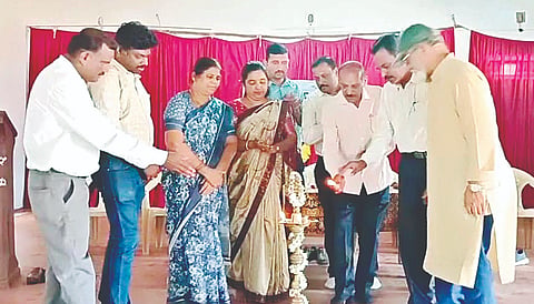 ಶನಿವಾರಸಂತೆ ಸರ್ಕಾರಿ ಮಾದರಿ ಪ್ರಾಥಮಿಕ ಶಾಲೆಯಲ್ಲಿ ಭಾರತಿ ಪ್ರಥಮ ದರ್ಜೆ ಕಾಲೇಜಿನ ರಾಷ್ಟ್ರೀಯ ಸೇವಾ ಯೋಜನೆ ಘಟಕದ ವತಿಯಿಂದ ಆಯೋಜಿಸಿದ್ದ ವಿಶೇಷ ವಾರ್ಷಿಕ ಶಿಬಿರದಲ್ಲಿ ಉಪನ್ಯಾಸಕಿ ಡಾ.ಛಾಯಾ ಉದ್ಘಾಟಿಸಿದರು. ಜಗನ್‌ಪಾಲ್, ಲಲಿತಾ, ಪ್ರಾಂಶುಪಾಲ ಮೋಹನ್‌ಕುಮಾರ್ ಇತರರು ಇದ್ದರು. 