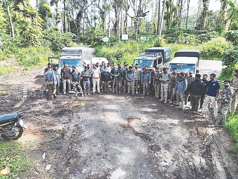 ಕೆದಕಲ್, ಹೊರೂರು, ಮೋದೂರು ಕಾಫಿ ತೋಟಗಳಲ್ಲಿ ಬೀಡುಬಿಟ್ಟಿದ್ದ ಕಾಡಾನೆಗಳನ್ನು ಕಾಡಿಗೆ ಕಳುಹಿಸುವ ಸಲುವಾಗಿ ಅರಣ್ಯ ಇಲಾಖೆ ಕಾರ್ಯಾಚರಣೆ ನಡೆಸಿತು. 