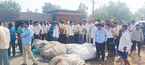 ಯರಗಟ್ಟಿ ಪಟ್ಟಣದ ಎಪಿಎಂಸಿ ಎದುರು ಸಂಚಾರ ತಡೆ ನಡೆಸಿ ಸಾರ್ವಜನಿಕರು ಪ್ರತಿಭಟಿಸಿದರು.ಚ
