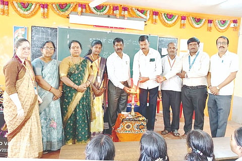 ಯಕ್ಕುಂಡಿ ಕರ್ನಾಟಕ ಪಬ್ಲಿಕ್​ ಶಾಲೆಯ ಪ್ರೌಢಶಾಲಾ ವಿಭಾಗದಲ್ಲಿ ಹಮ್ಮಿಕೊಂಡಿದ್ದ ಮಾರ್ಗದರ್ಶನ ವೃತ್ತಿ ಮೇಳ ಕಾರ್ಯಕ್ರಮವನ್ನು ಗಣ್ಯರು ಉದ್ಘಾಟಿಸಿದರು. ಎಚ್​.ಶಿವಣ್ಣ, ವೈ.ಪಿ.ಬೋಳಶೆಟ್ಟಿ, ದಿವ್ಯಶ್ರೀ ಬೋಸಲೆ,  ಎಂ.ಬಿ.ಗಾಳಿ, ಎಸ್​.ಜಿ.ಕ್ಯಾಮಣ್ಣವರ, ಸಿ.ಎಸ್​.ಹುಡೇದ ಇತರರಿದ್ದರು.