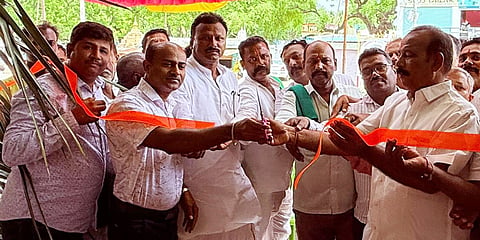 ಕಕ್ಕೇರಾ ಪಟ್ಟಣದ ಮೇಲ್ದಜೇಗೇರಿದ ಉಪ ಅಂಚೆ ಕಚೇರಿಯನ್ನು ಪುರಸಭೆ ಅಧ್ಯಕ್ಷ ಪರಮಣ್ಣ ಕಮತಗಿ ಉದ್ಘಾಟಿಸಿದರು. ಬಿ.ಎಲ್​.ರವೀಂದ್ರ, ಗುಂಡಪ್ಪ ಸೊಲಾಪುರ, ಜಟ್ಟೆಪ್ಪ ದಳಾರ, ಬಸಯ್ಯಸ್ವಾಮಿ ಇತರರಿದ್ದರು.