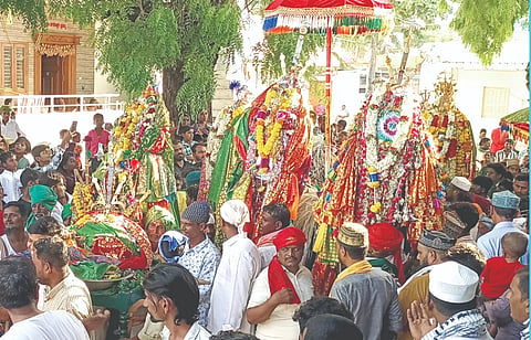 ಕಕ್ಕೇರಾ ಪಟ್ಟಣದಲ್ಲಿ ಅದ್ದೂರಿಯಾಗಿ ಮೊಹರಂ ಆಚರಣೆ ವೇಳೆ ಭಾಗವಹಿಸಿದ್ದ ಭಕ್ತರು.