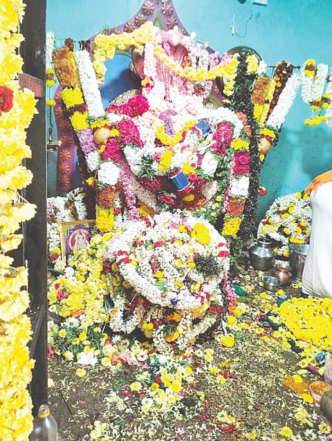 ಕೆ.ಆರ್.ಸಾಗರ ಸಮೀಪದ ಹೊಸಸಾಯಪನಹಳ್ಳಿ ಬಳಿ ಇರುವ ಶ್ರೀ ಸುಬ್ರಮಣ್ಯಸ್ವಾಮಿ ದೇವಸ್ಥಾನದಲ್ಲಿ ಷಷ್ಠಿ ಪ್ರಯುಕ್ತ ದೇವರಿಗೆ ಅರ್ಚಕ ಶಶಿಕುಮಾರ್ ನೇತೃತ್ವದಲ್ಲಿ ವಿಶೇಷ ಪೂಜೆ ಸಲ್ಲಿಸಲಾಯಿತು. 
