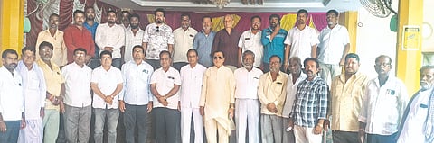 ಶಹಾಬಾದ್​ನಲ್ಲಿ ಹಮ್ಮಿಕೊಂಡಿದ್ದ ಬಂಜಾರ ಸಮಾಜದ ಸಭೆಯಲ್ಲಿ ಕಿಶನ್​ ನಾಯಕ್​, ಸುರೇಶ ನಾಯಕ್​, ಸೂರಜ್​ ರಾಠೋಡ್​, ಕುಮಾರ ಚವ್ಹಾಣ್​ ಇತರರಿದ್ದರು.