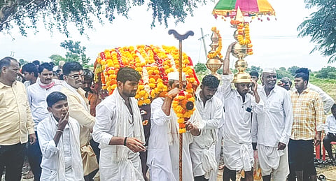ಶಹಾಬಾದ್​ ತಾಲೂಕಿನ ರಾವೂರಿನಲ್ಲಿ ಗುಗ್ಗುಳ ಬಸವೇಶ್ವರ ದೇವರ ಪಲ್ಲಕ್ಕಿ ಉತ್ಸವ ಹಾಗೂ ಕಳಶ ಮೆರವಣಿಗೆ ಸಂಭ್ರಮದಿಂದ ನಡೆಯಿತು. 