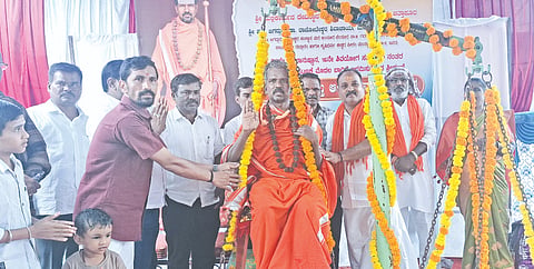 ಚಿತ್ತಾಪುರ ತೆಳಗೇರಿಯ ಮಲ್ಲಿಕಾರ್ಜುನ ದೇವಸ್ಥಾನದಲ್ಲಿ ಬುಧವಾರ ಹಮ್ಮಿಕೊಂಡಿದ್ದ ಸಮಾರಂಭದಲ್ಲಿ ಅಂತೂರ ಬೆಂತೂರ ಜಗದ್ಗುರು ಶ್ರೀ ಡಾ.ರಾಚೋಟೇಶ್ವರ ಶಿವಾಚಾರ್ಯರಿಗೆ ತುಲಾಭಾರ ನೆರವೇರಿಸಲಾಯಿತು.
