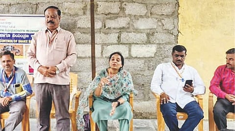 ಅಳವಂಡಿ ಸಮೀಪದ ಹಂದ್ರಾಳ ಸಹಿಪ್ರಾ ಶಾಲೆಯಲ್ಲಿ ರಾಷ್ಟ್ರೀಯ ಹಾವು ಕಡಿತ ತಡೆಗಟ್ಟುವಿಕೆ ಹಾಗೂ ನಿಯಂತ್ರಣ ಕಾರ್ಯಕ್ರಮ ಹಮ್ಮಿಕೊಳ್ಳಲಾಗಿತ್ತು. ಜಿಲ್ಲಾ ಸರ್ವೇಕ್ಷಣಾಧಿಕಾರಿ ಡಾ.ಮಾಧವಿ, ಆರೋಗ್ಯ ನಿರೀಕ್ಷಣಾಧಿಕಾರಿಗಳಾದ ಎಲ್.ವಿ.ಸಜ್ಜನರ, ರವೀಂದ್ರ ಕಮ್ಮಾರ, ಪರಶುರಾಮ, ಮುಖ್ಯಶಿಕ್ಷಕ ಶೇಖರ ಹಕ್ಕಂಡಿ ಇದ್ದರು.