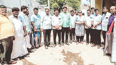 ನಿಲೋಗಿಪುರದ ಬಿಜೆಪಿ ಹಿರಿಯ ಕಾರ್ಯಕರ್ತ ಭೀಮೇಶ ಹಳ್ಳಿಕೇರಿ ಮನೆಗೆ ಭಾಜಪ ನಾಯಕರು ಭೇಟಿ ನೀಡಿ ಧೈರ್ಯ ತುಂಬಿದರು. ವಿಪ ಸದಸ್ಯೆ ಹೇಮಲತಾ ನಾಯಕ, ಕೊಪ್ಪಳ ಲೋಕಸಭಾ ಕ್ಷೇತ್ರದ ನಿಕಟಪೂರ್ವ ಅಭ್ಯರ್ಥಿ ಬಸವರಾಜ ಕ್ಯಾವಟರ್, ಗ್ರಾಮೀಣ ಮಂಡಲ ಅಧ್ಯಕ್ಷ ವೀರೇಶ ಸಜ್ಜನ, ಪ್ರಮುಖರಾದ ಮಹಾಂತೇಶ ಪಾಟೀಲ ಮೈನಳ್ಳಿ, ಪ್ರದೀಪ ಹಿಟ್ನಾಳ, ಗಣೇಶ ಹೊರತಟ್ನಾಳ, ಉಮೇಶ ಕುರ್ಡೇಕರ ಇತರರಿದ್ದರು.