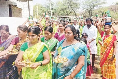 ಮೈನಳ್ಳಿ ಗ್ರಾಮದ ಶ್ರೀ ಬುಡ್ಡಮ್ಮದೇವಿ ಮೂರ್ತಿ ಪುರಪ್ರವೇಶದ ಅಂಗವಾಗಿ ಕಳಸ, ಕುಂಭ ಮೆರವಣಿಗೆ ನಡೆಯಿತು. 