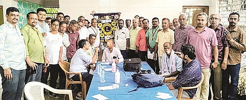 ಗುಂಡ್ಲುಪೇಟೆ ತಾಲೂಕಿನ ತೆರಕಣಾಂಬಿ ಗ್ರಾಮದಲ್ಲಿ ಆಯೋಜಿಸಿದ್ದ ಕಣ್ಣಿನ ಉಚಿತ ತಪಾಸಣಾ ಶಿಬಿರದಲ್ಲಿ ವೈದ್ಯರು ಸಾರ್ವಜನಿಕರ ಕಣ್ಣುಗಳನ್ನು ಪರಿಶೀಲನೆ ಮಾಡಿದರು.