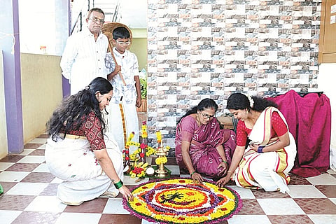 ಗುಂಡ್ಲುಪೇಟೆ ಪಟ್ಟಣದಲ್ಲಿ ಓಣಂ ಅಂಗವಾಗಿ ಕೇರಳ ಮೂಲದ ಕುಟುಂಬದ ಮಹಿಳೆಯರು ಪುಷ್ಪರಂಗೋಲಿ ಬಿಡಿಸುತ್ತಿರುವುದು.