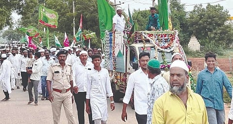 ಈದ್ ಮಿಲಾದ್ ಅಂಗವಾಗಿ ಅರಕೇರಾದಲ್ಲಿ ಸ್ತಬ್ಧಚಿತ್ರಗಳ ಮೆರವಣಿಗೆ ನಡೆಯಿತು. 