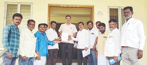 ಅರಕೇರಾದಲ್ಲಿ ತಹಸೀಲ್ದಾರ್ ಅಮರೇಶ ಬಿರಾದರ್‌ಗೆ ಛಲವಾದಿ ಮಹಾಸಭಾ ತಾಲೂಕು ಘಟಕದ ಪದಾಧಿಕಾರಿಗಳು ಮನವಿ ಸಲ್ಲಿಸಿದರು.
