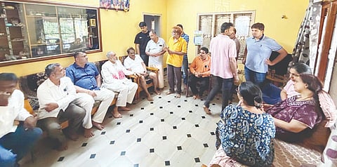 ಬಸ್‌ಲಾರಿ ಅಪಘಾತದ ಅಗ್ನಿ ದುರಂತದಲ್ಲಿ ಮೃತಪಟ್ಟ ಭಟ್ಕಳದ ಯುವತಿ ರಶ್ಮಿ ಮಹಾಲೆ ಅವರ ನಿವಾಸಕ್ಕೆ ಸಂಸದ ವಿಶ್ವೇಶ್ವರ ಹೆಗಡೆ ಕಾಗೇರಿ ಅವರು ಭೇಟಿ ನೀಡಿ, ಕುಟುಂಬಸ್ಥರಿಗೆ ಸಾಂತ್ವನ ಹೇಳಿದರು. ಸುನೀಲ ನಾಯ್ಕ, ಎನ್.ಎಸ್. ಹೆಗಡೆ, ಗೋವಿಂದ ನಾಯ್ಕ ಮತ್ತಿತರರಿದ್ದರು.