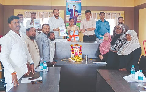 ಬಂಕಾಪುರ ಪುರಸಭೆ ಸಭಾಭವನದಲ್ಲಿ ಪುರಸಭೆ ಅಧ್ಯಕ್ಷೆ ಮಮತಾ ಮಾಗಿ 4.16 ಲಕ್ಷ ರೂ.ಉಳಿತಾಯದ ಬಜೆಟ್ ಮಂಡಿಸಿದರು. ಮುಖ್ಯಾಧಿಕಾರಿ ಶಿವಾನಂದ ಅಜ್ಜನ್ನವರ, ಆಯೂಬಖಾನ ಪಠಾಣ, ಬಿ.ಎಸ್.ಗಿಡ್ಡನ್ನವರ ಇದ್ದರು.
