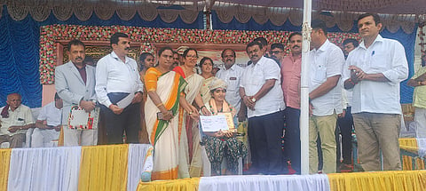 ತಾಲ್ಲೂಕು ರಾಷ್ಟ್ರೀಯ ಹಬ್ಬಗಳ ಆಚರಣಾ ಸಮಿತಿಯಿಂದ ಏರ್ಪಡಿಸಿದ್ದ 77ನೇ ಗಣರಾಜ್ಯೋತ್ಸವ ಕಾರ್ಯಕ್ರಮದಲ್ಲಿ 2024-25 ನೇ ಸಾರಿನಲ್ಲಿ ಎಸ್ ಎಸ್ ಎಲ್ ಸಿ ಪರೀಕ್ಷೆಯಲ್ಲಿ ಅತಿ ಹೆಚ್ಚು ಅಂಕ ಪಡೆದ ವಿದ್ಯಾರ್ಥಿನಿಯನ್ನು ತಾಲೂಕು ಆಡಳಿತ ವತಿಯಿಂದ ಸನ್ಮಾನಿಸಲಾಯಿತು. ಹೆಚ್.ಎನ್. ದೀಪ, ನೇತ್ರಾವತಿ, ಲೋಕೇಶ್ ಹಡೇನಹಳ್ಳಿ ಆರ್. ಯತೀಶ್ ಕುಮಾರ್, ಜಿ.ಆರ್.ಮೂರ್ತಿ ಇದ್ದರು.