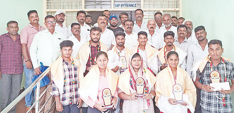 ಚನ್ನರಾಯಪಟ್ಟಣದಲ್ಲಿ ಇತ್ತೀಚೆಗೆ ಆಯೋಜಿಸಲಾಗಿದ್ದ ಮೂರನೇ ವರ್ಷದ ಸಂವಿಧಾನ ಮತ್ತು ಸಾಮಾನ್ಯ ಜ್ಞಾನ ಕುರಿತ ಸ್ಪರ್ಧಾತ್ಮಕ ಪರೀಕ್ಷೆಯಲ್ಲಿ ಅತಿ ಹೆಚ್ಚು ಅಂಕ ಪಡೆದ ವಿದ್ಯಾರ್ಥಿಗಳನ್ನು ಶಾಸಕ ಸಿ.ಎನ್. ಬಾಲಕೃಷ್ಣ ಸೇರಿದಂತೆ ಗಣ್ಯರು ಸನ್ಮಾನಿಸಿದರು. ಹಡೇನಹಳ್ಳಿ ಲೋಕೇಶ್, ದಿಂಡಗೂರು ಗೋವಿಂದರಾಜು, ಮರಿ ದ್ಯಾವೇಗೌಡ, ಕರ್ನಾಟಕ ದಲಿತ ಸಮನ್ವಯ ಸಮಿತಿ (ಮನುಜ ಮತ)ದ ಪದಾಧಿಕಾರಿಗಳು ಇದ್ದರು. 