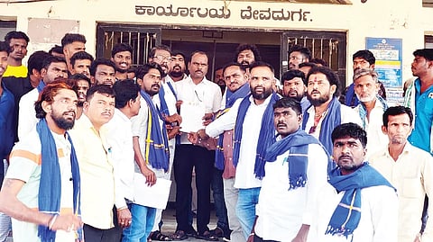 ದೇವದುರ್ಗದ ತಹಸಿಲ್ ಕಚೇರಿಯ ಶಿರಸ್ತೇದಾರ್ ಭೀಮರಾಯ ಮೇಟಿಗೆ ದಲಿತ ಹಾಗೂ ಪ್ರಗತಿಪರ ಸಂಘಟನೆಗಳ ಒಕ್ಕೂಟ ಮನವಿ ಸಲ್ಲಿಸಿತು. ಮುಖಂಡರಾದ ಮೋಹನ್ ಬಲ್ಲಿದವ್, ಹನುಮಂತ ದೊರೆ, ವಿಶ್ವನಾಥ್ ಬಲ್ಲಿದವ್, ಬಸವರಾಜ ಜಗ್ಲಿ, ಬಸವ, ಚಂದ್ರು ನಾಯಕ, ಮಲ್ಲಿಕಾರ್ಜುನ ಸಿಂಗ್ರಿ, ಮಲ್ಲಪ್ಪ ಕ್ರಾಂತಿಕುಮಾರ್ 