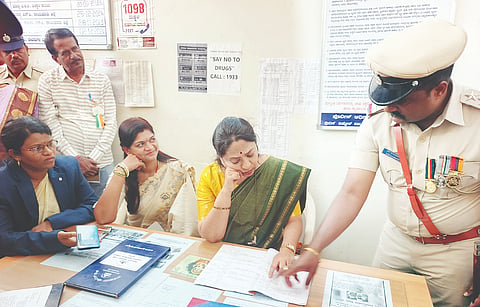 ದೇವದುರ್ಗ ಠಾಣೆಗೆ ಮಹಿಳಾ ಆಯೋಗದ ಅಧ್ಯಕ್ಷೆ ಡಾ.ನಾಗಲಕ್ಷ್ಮೀ ಭೇಟಿ ನೀಡಿ ಮಹಿಳಾ ದೌರ್ಜನ್ಯ ಪ್ರಕರಣ ಪರಿಶೀಲಿಸಿದರು. ಪಿಐ ಎಸ್.ಮಂಜುನಾಥ, ತಹಸೀಲ್ದಾರ್ ನಾಗಮ್ಮ ಕಟ್ಟಿಮನಿ, ಶ್ರೀದೇವಿ ರಾಜಶೇಖರ ನಾಯಕ ಇದ್ದರು.