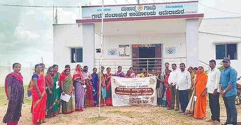 ದೇವದುರ್ಗ ತಾಲೂಕು ಅಮರಾಪುರ ಗ್ರಾಪಂನಲ್ಲಿ ಸ್ವಚ್ಛತಾ ಸಿಬ್ಬಂದಿಗೆ ತರಬೇತಿ ಕಾರ್ಯಾಗಾರ ನಡೆಯಿತು.