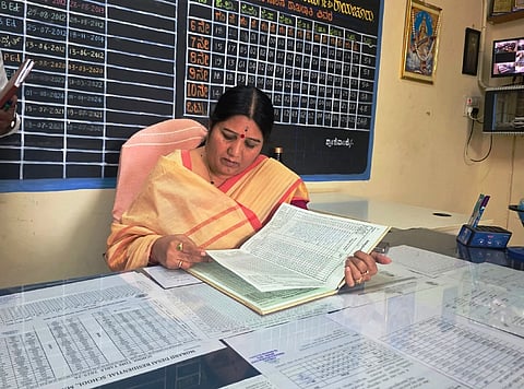 ದೇವದುರ್ಗ ತಾಲೂಕು ಮಸರಕಲ್ ಮುರಾರ್ಜಿ ದೇಸಾಯಿ ವಸತಿ ಶಾಲೆಗೆ ಶಾಸಕಿ ಕರೆಮ್ಮ ಜಿ.ನಾಯಕ ಭೇಟಿನೀಡಿ ದಾಖಲೆ ಪರಿಶೀಲನೆ ನಡೆಸಿದರು.
