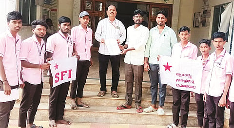 ಮರ್ಯಾದೆಗೇಡು ಹತ್ಯೆ ಪ್ರಕರಣದ ಆರೋಪಿಗಳಿಗೆ ಕಠಿಣ ಶಿಕ್ಷೆ ವಿಧಿಸುವಂತೆ ಒತ್ತಾಯಿಸಿ ಎಸ್‌ಎಫ್‌ಐ ಪದಾಧಿಕಾರಿಗಳು ಕಾರಟಗಿಯಲ್ಲಿ ಉಪತಹಸಿಲ್ದಾರ್ ಜಗದೀಶ ಮೂಲಕ ರಾಜ್ಯ ಸರ್ಕಾರಕ್ಕೆ ಶುಕ್ರವಾರ ಮನವಿ ಸಲ್ಲಿಸಿದರು. ಪ್ರಮುಖರಾದ ಯು.ನಾಗರಾಜ, ದರ್ಶನ್ ಹೊಸಕೇರಾ ಇದ್ದರು.
