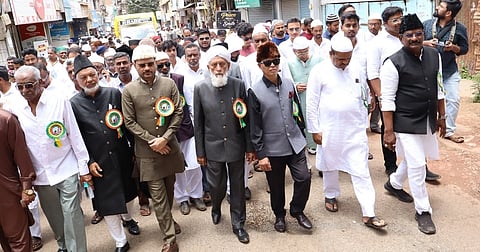 ಮುಸ್ಲಿಂ ಸಮಾಜದವರು ಪ್ರಮುಖ ಬೀದಿಗಳಲ್ಲಿ ಮೆರವಣಿಗೆ ನಡೆಸಿದರು.