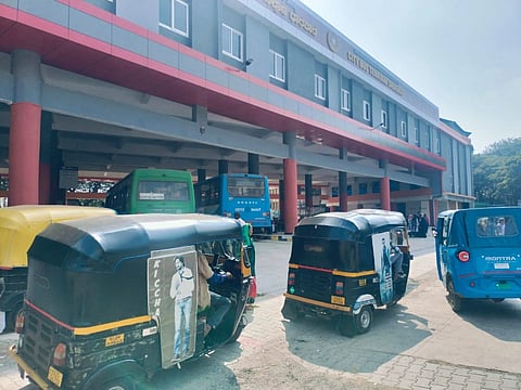 ನಗರ ಸಾರಿಗೆ ಬಸ್​ ನಿಲ್ದಾಣ ಸುತ್ತ ಆಟೋಗಳ ಕಾಟ