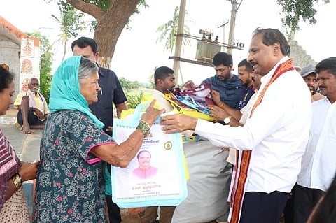 ಗೌರಿಬಿದನೂರು ತಾಲೂಕಿನ ನರಸಾಪುರ ಗ್ರಾಮದಲ್ಲಿ ಕೆ.ಎಚ್​.ಪಿ ಫೌಂಡೇಷನ್​ ವತಿಯಿಂದ ಕ್ಷೇತ್ರದ ಮಹಿಳೆಯರಿಗೆ ಬಾಗಿನವನ್ನು ಶಾಸಕ ಕೆ.ಎಚ್​,ಪುಟ್ಟ ಸ್ವಾಮಿಗೌಡ ವಿತರಿಸಿದರು.