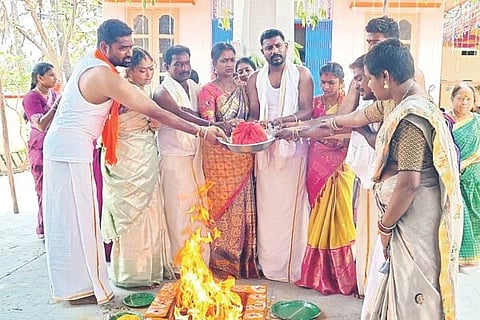 ಗಂಗಾವತಿ ತಾಲೂಕಿನ ಶ್ರೀರಾಮನಗರದ ಕಾಲಜ್ಞಾನಿ ಶ್ರೀವೀರಬ್ರಹ್ಮೇಂದ್ರಸ್ವಾಮಿಗಳ ದೇವಾಲಯದಲ್ಲಿ ಶ್ರೀ ಮದ್ವಿರಾಟ ಪೋತಲೂರು ವೀರಬ್ರಹ್ಮೇಂದ್ರಸ್ವಾಮಿಗಳ ಆರಾಧನೆ ಮಹೋತ್ಸವ ನಿಮಿತ್ತ ಗಣಪತಿ, ನವಗ್ರಹ ಹೋಮ ಪೂರ್ಣಾಹುತಿ ನೆರವೇರಿಸಲಾಯಿತು.ದೇವಾಲಯ ಸಮಿತಿ ಅಧ್ಯಕ್ಷ ರಾಮಬ್ರಹ್ಮಂ, ವೇ.ಮೂರ್ತಿ ಅಶೋಕ ಮತ್ತು ದೇವಾಲಯದ ಪ್ರಧಾನ ಅರ್ಚಕ ನರಸಿಂಹಾಚಾರ್,ಲಕ್ಷ್ಮೀ ದೇವಿ ಇತರರಿದ್ದರು.