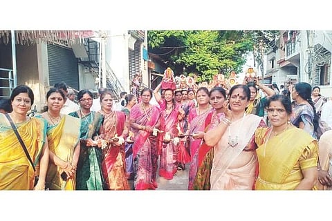 ಗಂಗಾವತಿ ತಾಲೂಕಿನ ಬಸಾಪಟ್ಟಣದಲ್ಲಿ ಆರ್ಯವೈಶ್ಯ ಯುವಜನ ಸಂಘ ಮತ್ತು ವಾಸವಿ ಮಹಿಳಾ ಮಂಡಳಿಯಿಂದ ಹಮ್ಮಿಕೊಂಡ ಶ್ರೀ ಕನ್ಯಕಾಪರಮೇಶ್ವರಿ ಜಯಂತ್ಯುತ್ಸವ ನಿಮಿತ್ತ ಮಾರ್ಗಸೂಚಿ ನಾಮಲಕ ಅನಾವರಣಗೊಳಿಸಲಾಯಿತು. ತಾಪಂ ಮಾಜಿ ಅಧ್ಯಕ್ಷ ಶರಣೇಗೌಡ ಮಾ.ಪಾಟೀಲ್, ಸಮಾಜದ ಪ್ರಮುಖರಾದ ಸತ್ಯನಾರಾಯಣ ಶ್ರೇಷ್ಠಿ, ಸುರೇಬಾನ್, ಸಂತೋಷ ಕುಮಾರ, ಹನುಮೇಶ ಶ್ರೇಷ್ಠಿ, ಕೆ. ಬಾಲಗುರು ಶ್ರೇಷ್ಠಿ ಇತರರಿದ್ದರು.