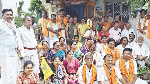 ಕೊಪ್ಪಳ ತಾಲೂಕಿನ ಕರ್ಕಿಹಳ್ಳಿಯ ಶ್ರೀ ಕ್ಷೇತ್ರ ಮೃತ್ಯುಂಜಯೇಶ್ವರ ಜಾತ್ರಾಮಹೋತ್ಸವ ನಿಮಿತ್ತ ರಾಯಚೂರಿನಿಂದ ಹಮ್ಮಿಕೊಂಡಿದ್ದ ಶ್ರೀ ಶಿವ ಚಿದಂಬರ ದಿಂಡಿ ಯಾತ್ರೆಯನ್ನು ಗಂಗಾವತಿ ತಾಲೂಕಿನ ಮರಳಿಯಲ್ಲಿ ಸ್ವಾಗತಿಸಲಾಯಿತು. ರಾಯಚೂರಿನ ರಾಮಾಚಾರ್ ಜೋಶಿ, ಶ್ಯಾಮಾಚಾರ್ ಜೋಶಿ, ಪಿಎಸ್ಸೆಸ್ಸೆನ್ ಮಾಜಿ ನಿರ್ದೇಶಕ ರಮೇಶ ಕುಲ್ಕರ್ಣಿ ಇತರರಿದ್ದರು.