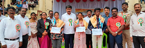ಹನೂರಿನಲ್ಲಿ ಆಯೋಜಿಸಿದ್ಧ  ಗಣರಾಜ್ಯೋತ್ಸವ ಕಾರ್ಯಕ್ರಮದಲ್ಲಿ ಎಸ್ಸೆಸ್ಸೆಲ್ಸಿಯಲ್ಲಿ ಹೆಚ್ಚು ಅಂಕ ಪಡೆದ ವಿದ್ಯಾರ್ಥಿಗಳನ್ನು ಸನ್ಮಾನಿಸಲಾಯಿತು. ಶಾಸಕ ಎಂ.ಆರ್ ಮಂಜುನಾಥ್, ರಾಚಯ್ಯ, ಕೆ.ಎನ್ ಚೈತ್ರಾ, ಉಮೇಶ್, ಮಹೇಶ್, ಆನಂದಮೂರ್ತಿ ಇತರರಿದ್ದರು. 