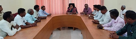 ಹನೂರಿನಲ್ಲಿ ಶ್ರೀ ಯೋಗಿ ನಾರಾಯಣ ಅವರ ಜಯಂತಿ ಆಚರಣೆ ಸಂಬಂಧ ತಹಸೀಲ್ದಾರ್ ಕೆ.ಎನ್.ಚೈತ್ರಾ ಅಧ್ಯಕ್ಷತೆಯಲ್ಲಿ ಪೂರ್ವಭಾವಿ ಸಭೆ ನಡೆಯಿತು. ಮಾದೇಶ್, ರಂಗಸ್ವಾಮಿ, ಮಹೇಶ್, ಪ್ರಸನ್ನ ಇನ್ನಿತರರಿದ್ದರು. 