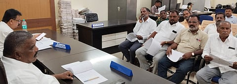 ಹನೂರಿನಲ್ಲಿ ಗ್ಯಾರಂಟಿ ಯೋಜನೆಗಳ ಅನುಷ್ಠಾನ ಸಮಿತಿ ಪ್ರಗತಿ ಪರಿಶೀಲನಾ ಸಭೆ ತಾಲೂಕು ಅಧ್ಯಕ್ಷ ಪಾಳ್ಯ ರಾಚಯ್ಯ ಅಧ್ಯಕ್ಷತೆಯಲ್ಲಿ ನಡೆಯಿತು. ಉಮೇಶ್, ರಂಗಸ್ವಾಮಿ, ಬಷೀರ್ ಅಹಮದ್, ಗೋವಿಂದ ಇತರರಿದ್ದರು. 