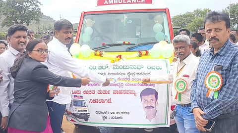 ಹನೂರು ತಾಲೂಕಿನ ರಾಮಾಪುರ ಸಮುದಾಯ ಆರೋಗ್ಯ ಕೇಂದ್ರಕ್ಕೆ ನೀಡಿರುವ ತುರ್ತು ವಾಹನ ಸೇವೆಗೆ ಶಾಸಕ ಎಂ.ಆರ್ ಮಂಜುನಾಥ್ ಸೋಮವಾರ ಚಾಲನೆ ನೀಡಿದರು. ಕೆ.ಎನ್.ಚೈತ್ರಾ, ಉಮೇಶ್, ಡಾ.ಪ್ರಕಾಶ್, ಡಾ. ಮನು ಇತರರಿದ್ದರು. 