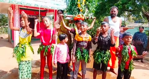ಕೆಂಪಯ್ಯನಹಟ್ಟಿ ಗ್ರಾಮದಲ್ಲಿ ಪುಟಾಣಿಗಳು ಮಳೆರಾಯನಿಗಾಗಿ ಗ್ರಾಮಸ್ಥರ ಸಮ್ಮುಖದಲ್ಲಿ ವಿಶೇಷವಾಗಿ ಮೆರವಣಿಗೆ ನಡೆಸಿದರು.   