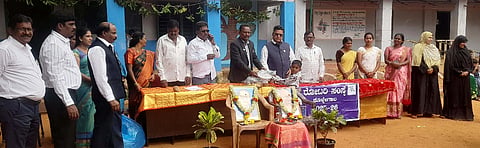 ಮಂಗಲ ಸರ್ಕಾರಿ ಹಿರಿಯ ಪ್ರಾಥಮಿಕ ಶಾಲೆಯ ಮಕ್ಕಳಿಗೆ ಕೊಳ್ಳೇಗಾಲ ರೋಟರಿ ಸಂಸ್ಥೆ ವತಿಯಿಂದ ಊಟದ ತಟ್ಟೆ ವಿತರಿಸಲಾಯಿತು. ಮಂಜುನಾಥ್, ಮಹದೇವ, ನಂಜುಂಡಸ್ವಾಮಿ, ಚಿನ್ನಪ್ಪ ಮತ್ತಿತರರಿದ್ದರು. 