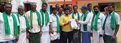 ಸಫಾರಿ ಬಂದ್ ಮಾಡುವಂತೆ ಒತ್ತಾಯಿಸಿ ಹನೂರು ತಾಲೂಕಿನ ಪೊನ್ನಾಚಿಯಲ್ಲಿ ರೈತರು ಗ್ರಾಪಂ ಮೂಲಕ ಸರ್ಕಾರಕ್ಕೆ ಮನವಿ ಸಲ್ಲಿಸಿದರು. ಪೊನ್ನಾಚಿ ರಾಜು, ಶಿವಮೂರ್ತಿ, ಲಿಂಗಪ್ಪ, ಚಂದ್ರಪ್ಪ ಇತರರಿದ್ದರು. 