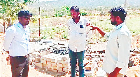 ಹನೂರು ತಾಲೂಕಿನ ಲೊಕ್ಕನಹಳ್ಳಿ ಗ್ರಾಮದಲ್ಲಿ ನಾಟಿ ಕೋಳಿಗಳು ಮೃತಪಟ್ಟ ಸ್ಥಳಕ್ಕೆ ಪಶುಪಾಲನಾ ಇಲಾಖೆಯ ಸಹಾಯಕ ನಿರ್ದೇಶಕ ಡಾ.ಸಿದ್ದರಾಜು ಭೇಟಿ ನೀಡಿ ಪರಿಶೀಲಿಸಿದರು. 