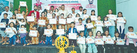 ಹುಮನಾಬಾದ್​ ತಾಲೂಕಿನ ಮಾಣಿಕನಗರದ ಶ್ರೀ ವೀರಭದ್ರೇಶ್ವರ ಚಿತ್ರಕಲಾ ಮಹಾವಿದ್ಯಾಲಯದಲ್ಲಿ  ಸೋಮವಾರ ಆಯೋಜಿಸಿದ್ದ ಜಾನಪದ ನೃತ್ಯ ಸಾಂಸತಿಕ ಕಾರ್ಯಕ್ರಮದಲ್ಲಿ ಭಾಗವಹಿಸಿದ ಪ್ರತಿಭಾವಂತ ಮಕ್ಕಳಿಗೆ ಪಿಎಸ್​ಐ ಹುಲೇಪ್ಪ ಗೌಡಗೊಂಡ ಪ್ರಮಾಣ ಪತ್ರ ವಿತರಿಸಿದರು. ಪ್ರಮುಖರಾದ ಶಿವಾ ರಾಠೋಡ್​, ದಶರಥ ರಾಥೋಡ್​, ಗುಂಡಪ್ಪ ದೊಡ್ಡಮನಿ, ವಿರೇಶರಡ್ಡಿ ಇತರರಿದ್ದರು.