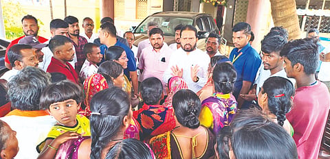 ‘ಹುಮನಾಬಾದ್​ನಲ್ಲಿ ಭಾನುವಾರ ಮಾಜಿ ಸಚಿವ ರಾಜಶೇಖರ ಪಾಟೀಲ್​ ಅವರನ್ನು ಭೇಟಿ ಮಾಡಿ ಉದ್ಯೋಗ ಖಾತ್ರಿ ಯೋಜನೆಯಡಿ ಕೆಲಸ ಮಾಡಿದರೂ ಕೂಲಿ ಪಾವತಿಯಾಗಿಲ್ಲ ಎಂದು ಇಟಗಾ ಗ್ರಾಮ ಪಂಚಾಯಿತಿ ವ್ಯಾಪ್ತಿಯ ಕಾರ್ಮಿಕರು ಅಳಲು ತೋಡಿಕೊಂಡರು.