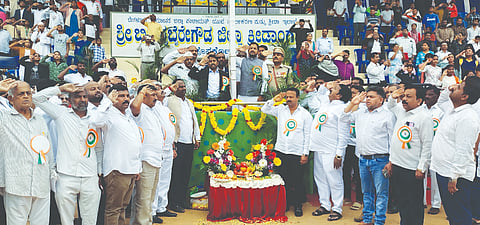 ಹೊಸಕೋಟೆಯ ಚನ್ನಬೈರೇಗೌಡ ಕ್ರೀಡಾಂಗಣದಲ್ಲಿ ಹಮ್ಮಿಕೊಂಡಿದ್ದ ಗಣರಾಜ್ಯೋತ್ಸವ ಕಾರ್ಯಕ್ರಮದಲ್ಲಿ ಶಾಸಕ ಶರತ್​ ಬಚ್ಚೇಗೌಡ ರಾಷ್ಟ್ರ ಧ್ವಜಾರೋಹಣ ನೆರವೇರಿಸಿದರು. ತಹಸೀಲ್ದಾರ್​ ಸೋಮಶೇಕರ್​, ಇಒ ಮುನಿಯಪ್ಪ, ಡಿವೈಎಸ್​ಪಿ ಮಲ್ಲೇಶ್​, ಬಿಇಒ ಪದ್ಮನಾಭ್​, ಪೌರಾಯುಕ್ತ ನೀಲಾ ಲೋಚನ ಪ್ರಭು, ಯೋಜನಾ ಪ್ರಾಧಿಕಾರದ ಅಧ್ಯಕ್ಷ ಕೇಶವ್​ ಮೂರ್ತಿ ಇತರರು ಇದ್ದರು.