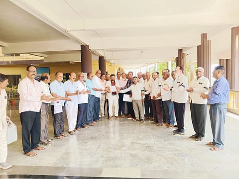  retired mployees, protest,
