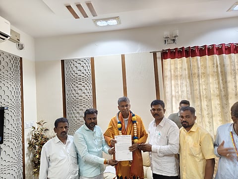 Haveri, Govt, Employees, Association, Memorandum, to Minister, 