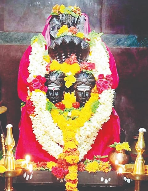 ಹನುಮಸಾಗರ ಸಮೀಪದ ಹಾಬಲಕಟ್ಟಿ ಗ್ರಾಮದ ಶ್ರೀ ಶರಣಬಸವೇಶ್ವರ ಮೂರ್ತಿ.