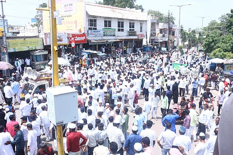 ಇಳಕಲ್ಲ ನಗರದಲ್ಲಿ ಪೈಗಂಬರ್ ಮುಹಮ್ಮದ್ ಅವರ ಜನ್ಮದಿನದ ಅಂಗವಾಗಿ ನಡೆದ ಈದ್ ಮಿಲಾದ್ ಮೆರವಣಿಗೆಯಲ್ಲಿ ಸಾವಿರಾರು ಜನರು ಪಾಲ್ಗೊಂಡರು.